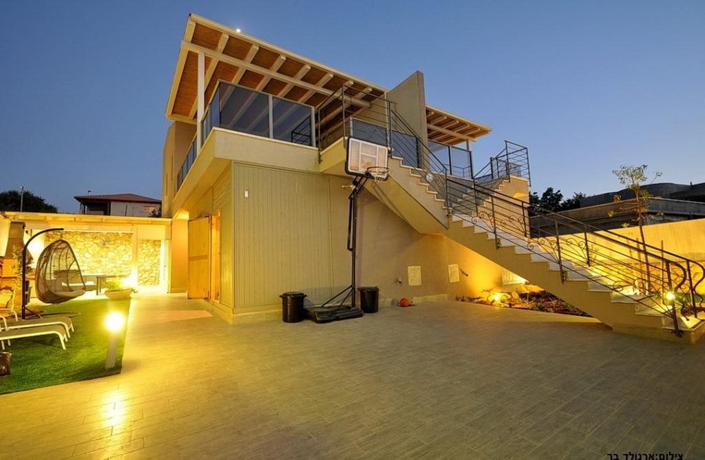 יערה Between Sunrise And Sunset Suites מראה חיצוני תמונה