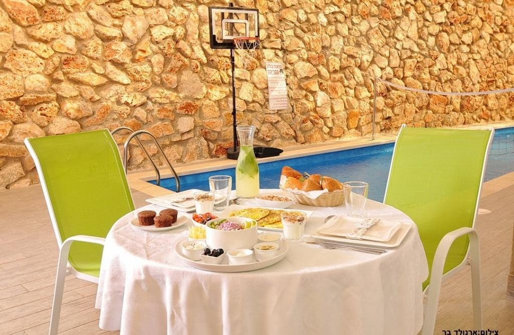 יערה Between Sunrise And Sunset Suites מראה חיצוני תמונה