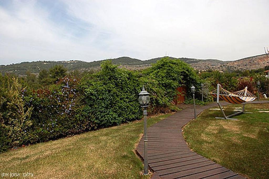 יערה Between Sunrise And Sunset Suites מראה חיצוני תמונה