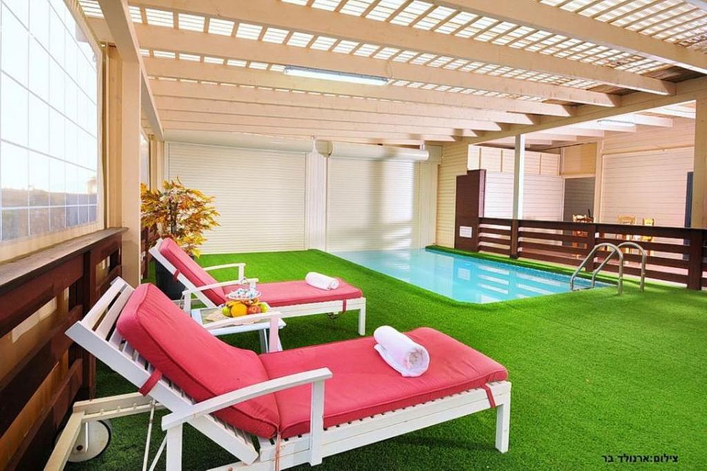 יערה Between Sunrise And Sunset Suites מראה חיצוני תמונה