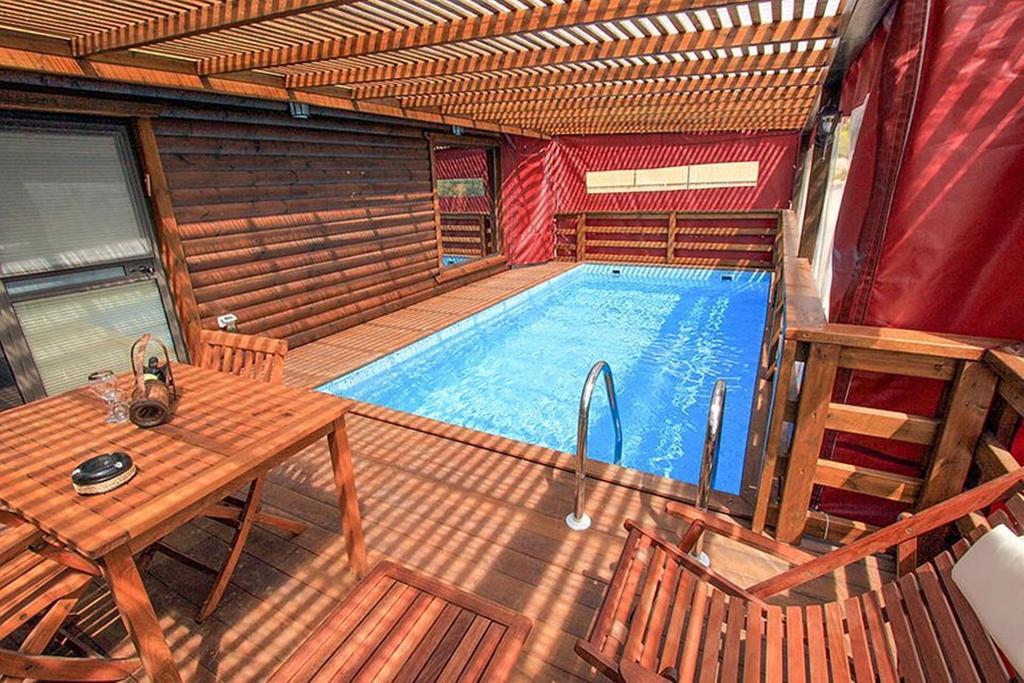 יערה Between Sunrise And Sunset Suites מראה חיצוני תמונה